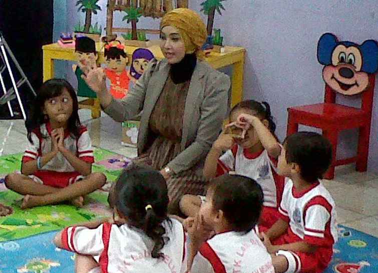 Gambar Guru Les Anak - Gambar Kartun Anak Bersalaman Dengan Orang Tua | Top Gambar / Jelajahi koleksi guru, sekolah, anak gambar logo, kaligrafi, siluet kami yang luar biasa.