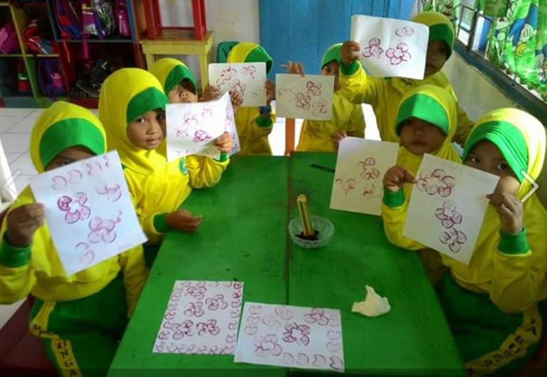 4-kak-zepe-lagu-anak-mengecap-dengan-pelepah-pisang