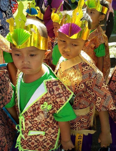 Baju Batik Kertas Kado Untuk Karnaval – Dunia Belajar Anak