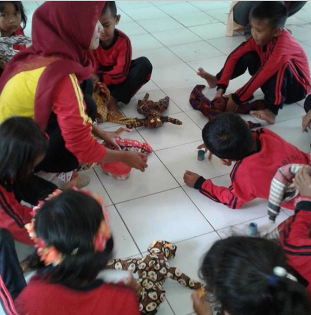 membuat-boneka-dari-kain-sarung-5