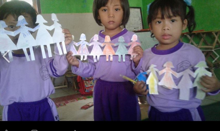 Hasta Karya Anak Laki dan Perempuan Bergandengan Tangan 