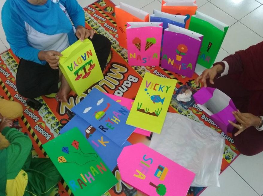  Membuat  Tas Karya Anak  Dari Kertas Pembungkus HVS Kado 