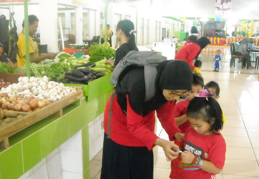 Jiwa usaha anak bisnis di supermarket pelajaran profesi PAUD