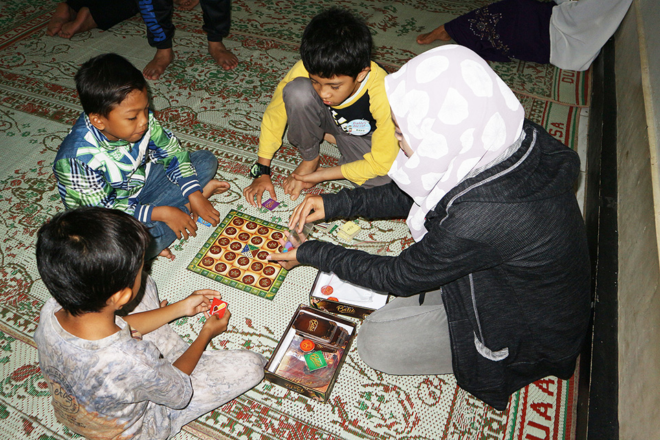 Keseruan saat bermain board game The Haritage Of Batik