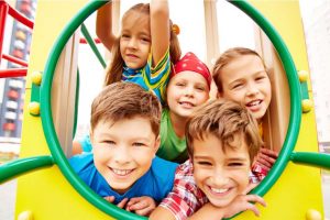 Ajari Anak Cara Bergaul Sejak Dini, Ini Tipsnya